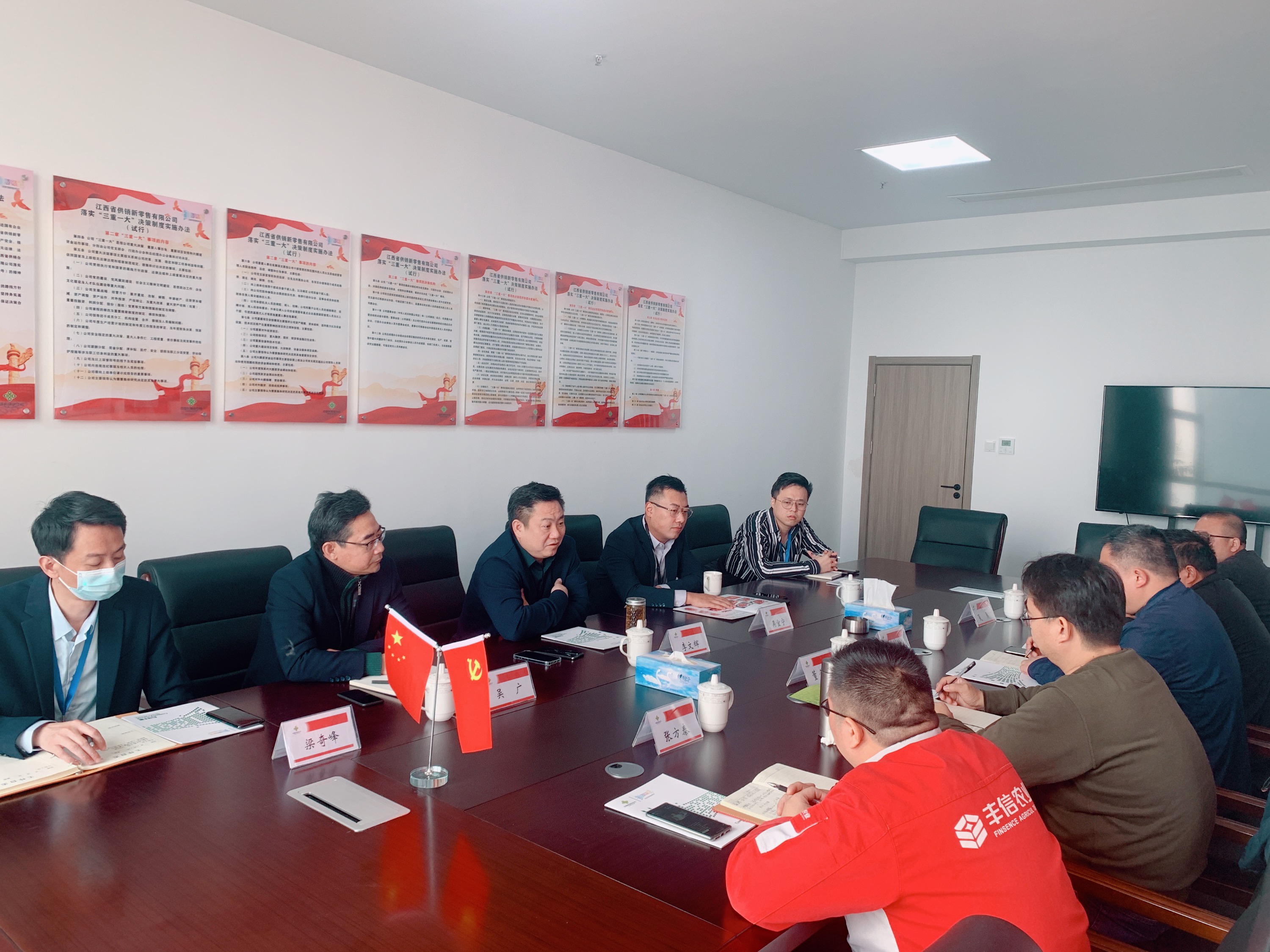 李文輝與山東豐信農業(yè)公司董事長(cháng)董金鋒一行進(jìn)行合作交流