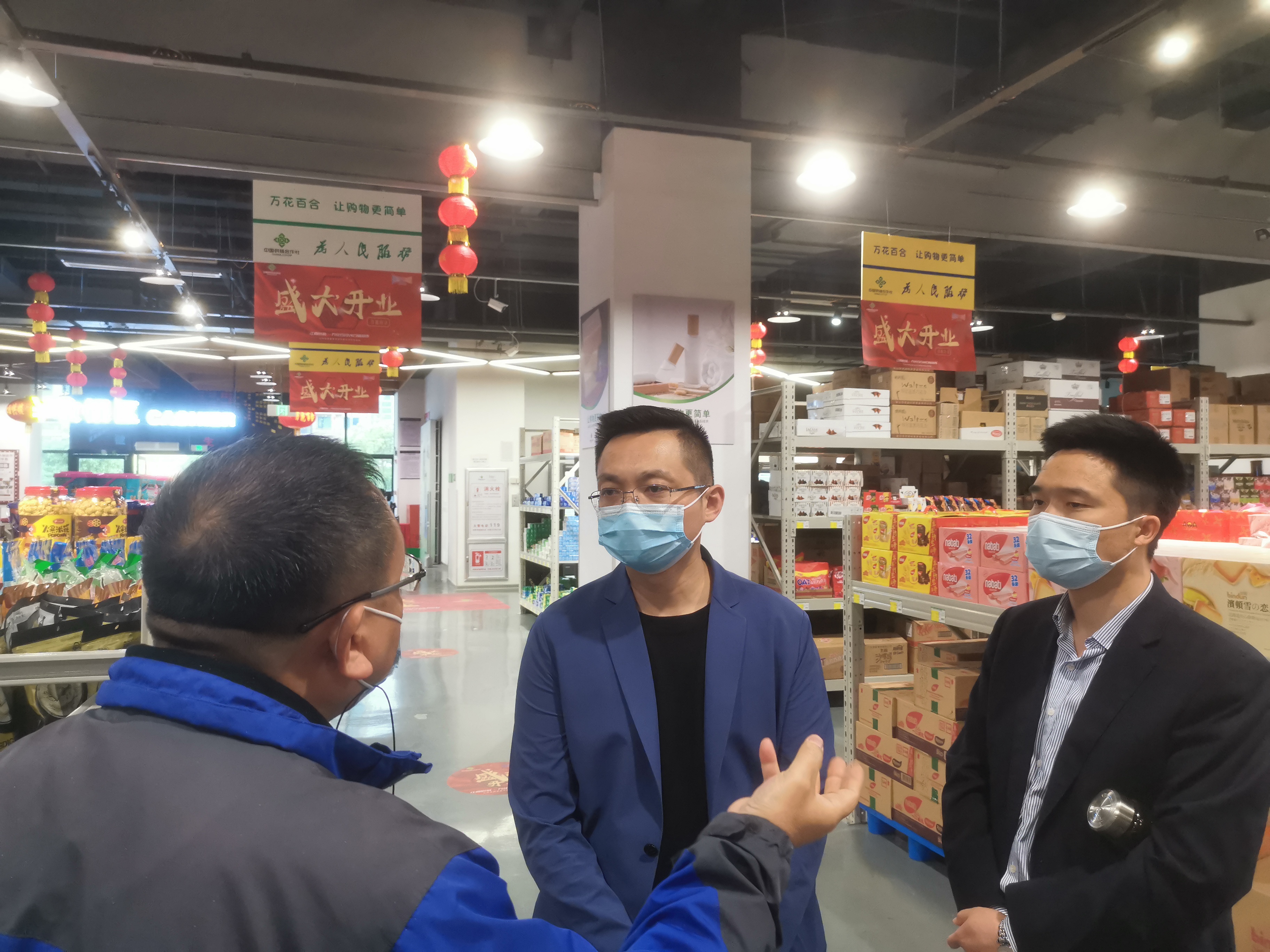 公司董事長吳同忭檢查指導萬花百合倉儲超市防疫保供工作