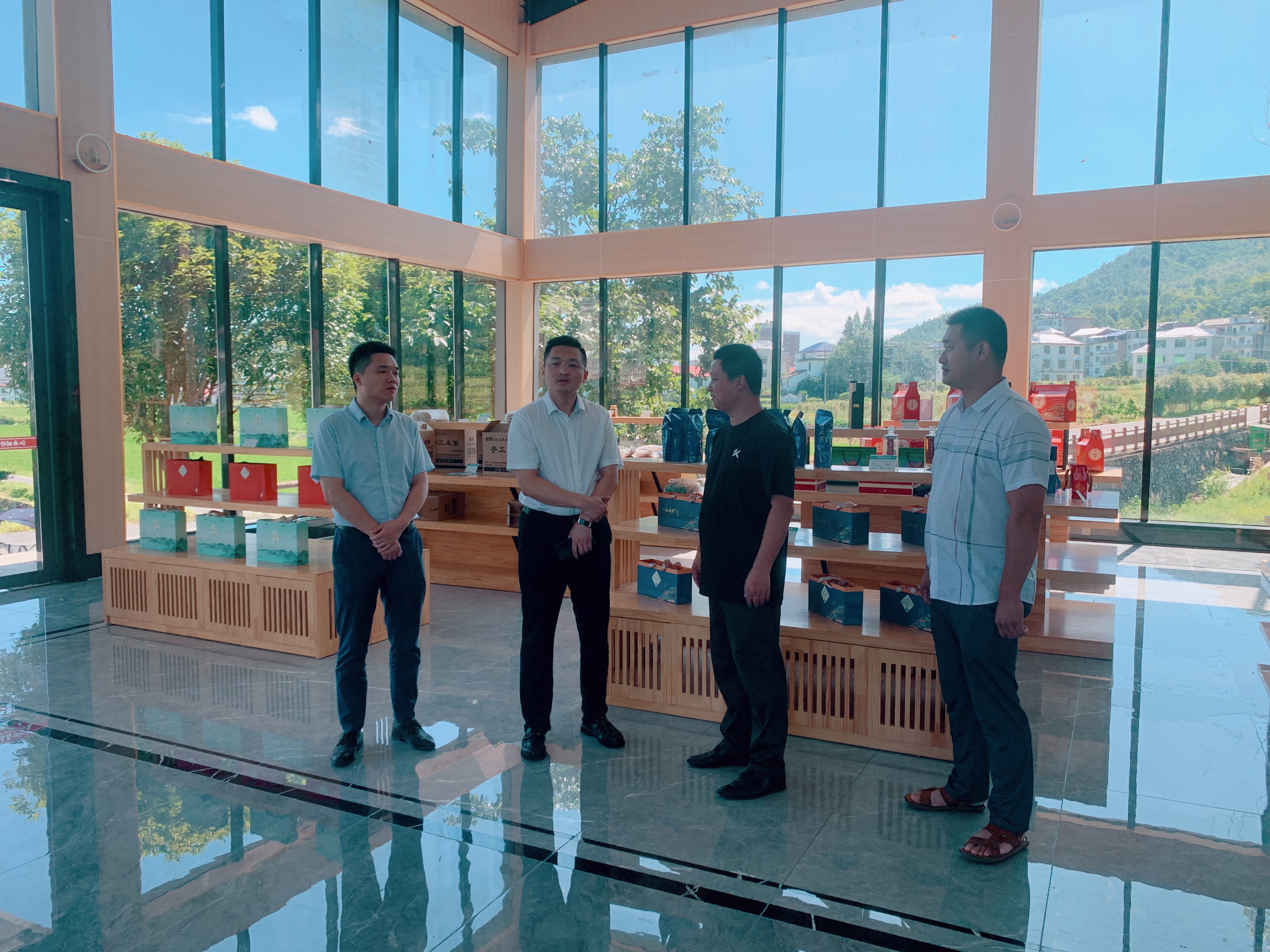 吳同忭赴湘東區(qū)考察縣域商貿(mào)流通網(wǎng)絡 建設項目選址事宜