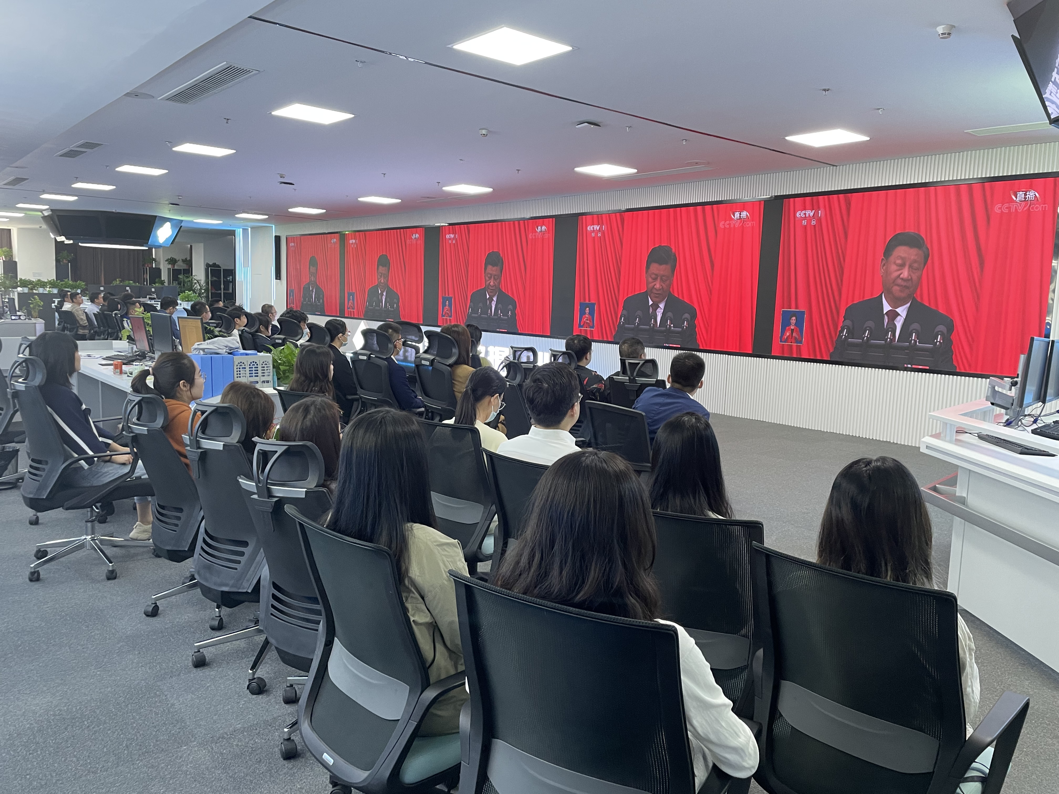 開(kāi)啟新征程 譜寫(xiě)新篇章——新零售公司組織全員收看黨的二十大開(kāi)幕會(huì )盛況