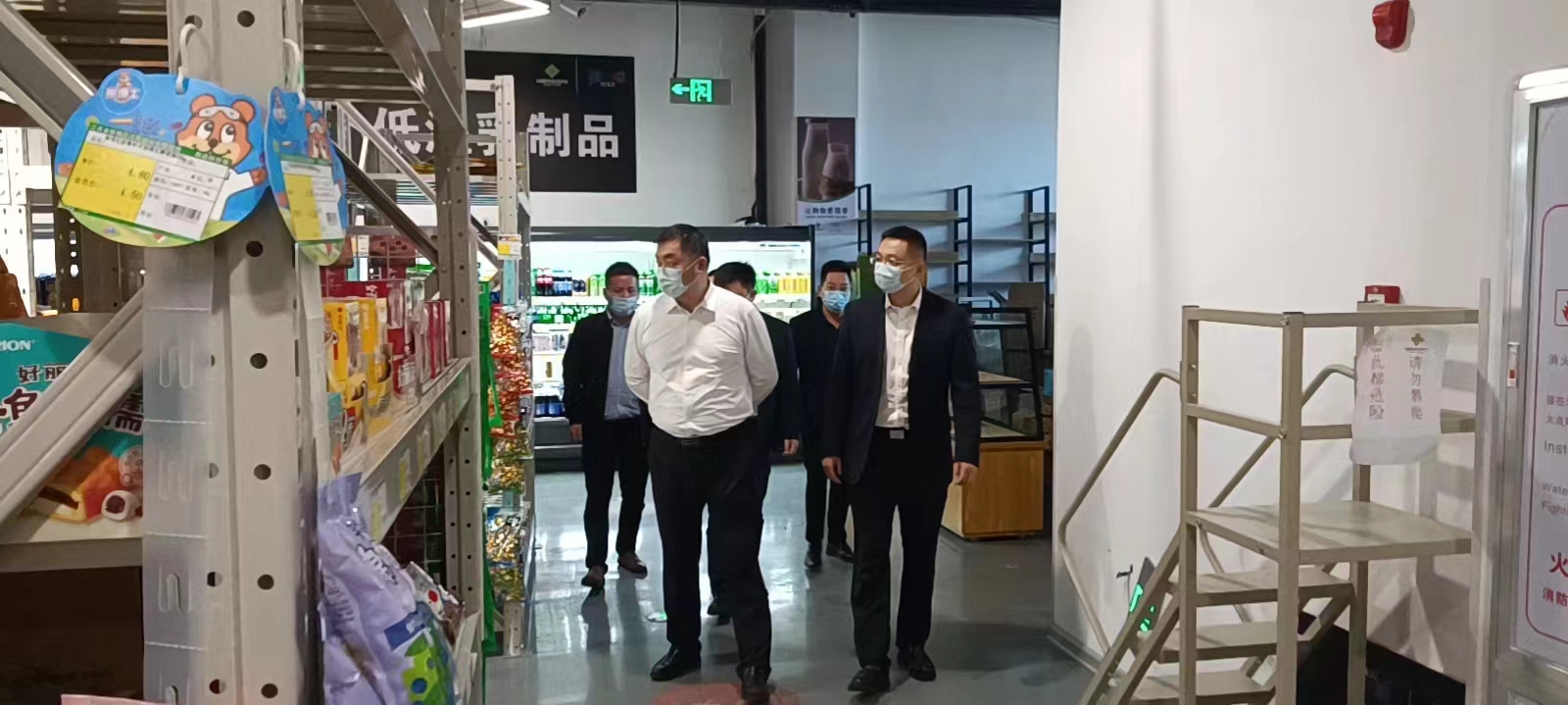 集團董事長(cháng)陳立新一行到萬(wàn)花百合 倉儲會(huì )員店調研